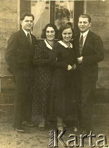 1936, Włodawa, woj. lubelskie, Polska.
Rodzina przed domem. Na odwrocie dedykacja 
