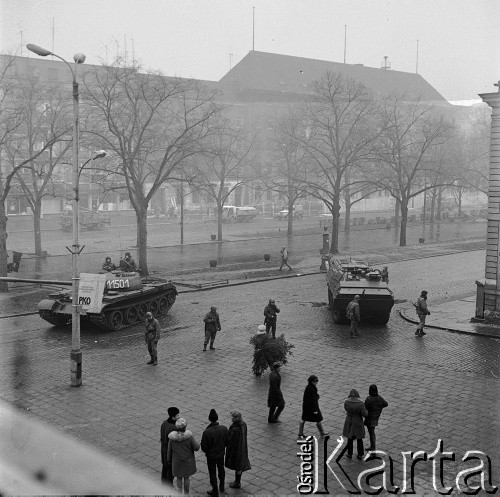 14-22.12.1970, Szczecin, Polska.
Wydarzenia grudniowe - pl. Żołnierza Polskiego, ekipy remontowe przed gmachem KW PZPR. Trwa budowa prowizorycznego ogrodzenia pod osłoną wojska. Na pierwszym planie czołg T-54 i transporter opancerzony „skot”.
Fot. Maciej Jasiecki, zbiory Ośrodka KARTA