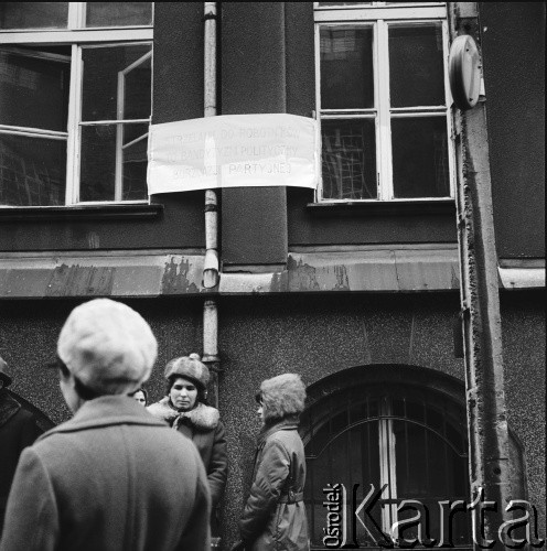 14-22.12.1970, Szczecin, Polska.
Wydarzenia grudniowe - rodziny strajkujących przed wejściem głównym na teren Szczecińskiej Stoczni remontowej „Gryfia”, ul. Ludowa 13. Na budynku napis: 