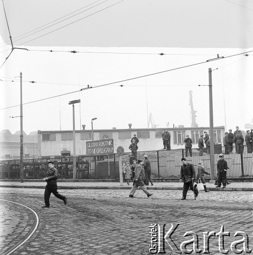 14-22.12.1970, Szczecin, Polska.
Wydarzenia grudniowe - ul. Tomasza Nocznickiego, teren Stoczni Szczecińskiej im. Adolfa Warskiego. Na ogrodzeniu tablica z napisem: 