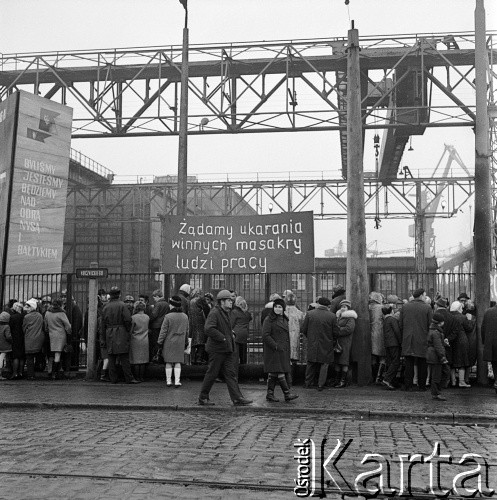 14-22.12.1970, Szczecin, Polska.
Wydarzenia grudniowe - ul. Tomasza Nocznickiego, teren Stoczni Szczecińskiej im. Adolfa Warskiego. Na ogrodzeniu tablica z napisem: 