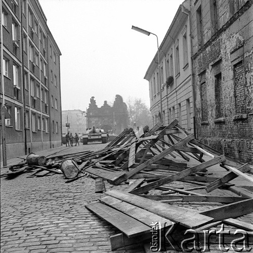 14-22.12.1970, Szczecin, Polska.
Wydarzenia grudniowe - ul. Mariacka. Prowizoryczna barykada, w tle czołg T-54 i Brama Królewska.
Fot. Maciej Jasiecki, zbiory Ośrodka KARTA