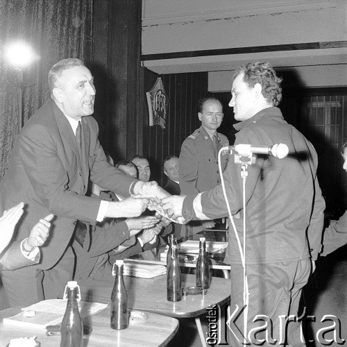 24.01.1971, Szczecin, Polska.
Miesiąc po zakończeniu grudniowych strajków 1970 roku, robotnicy Szczecina znów zastrajkowali. Na rozmowy z nimi, do Stoczni im. A. Warskiego, przyjechał I sekretarz KC PZPR Edward Gierek z przedstawicielami rządu. Nz. Edward Gierek łamie się chlebem z Igorem Jesiejko. W tle stoi gen. Wojciech Jaruzelski. Świetlica Stoczni Szczecińskiej im. Adolfa Warskiego.
Fot. Maciej Jasiecki, zbiory Ośrodka KARTA