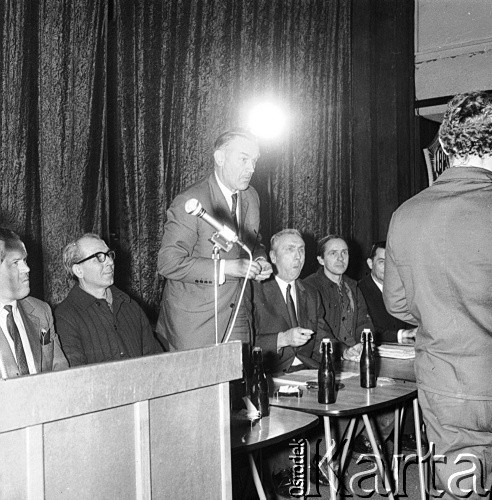 24.01.1971, Szczecin, Polska.
Miesiąc po zakończeniu grudniowych strajków 1970 roku, robotnicy Szczecina znów zastrajkowali. Na rozmowy z nimi, do Stoczni im. A. Warskiego, przyjechał I sekretarz KC PZPR Edward Gierek z przedstawicielami rządu. Nz. od lewej Franciszek Szlachcic (minister spraw wewnętrznych), Franciszek Wilanowski (członek Komitetu Strajkowego), Piotr Jaroszewicz (premier), Edward Gierek (I sekretarz KC PZPR). Świetlica Stoczni Szczecińskiej im. Adolfa Warskiego.
Fot. Maciej Jasiecki, zbiory Ośrodka KARTA