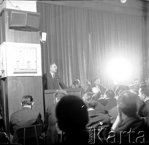 24.01.1971, Szczecin, Polska.
Miesiąc po zakończeniu grudniowych strajków 1970 roku, robotnicy Szczecina znów zastrajkowali. Na rozmowy z nimi, do Stoczni im. A. Warskiego, przyjechał I sekretarz KC PZPR Edward Gierek z przedstawicielami rządu. Nz.  przemawia Edward Gierek, I sekretarz KC PZPR. Świetlica Stoczni Szczecińskiej im. Adolfa Warskiego.
Fot. Maciej Jasiecki, zbiory Ośrodka KARTA