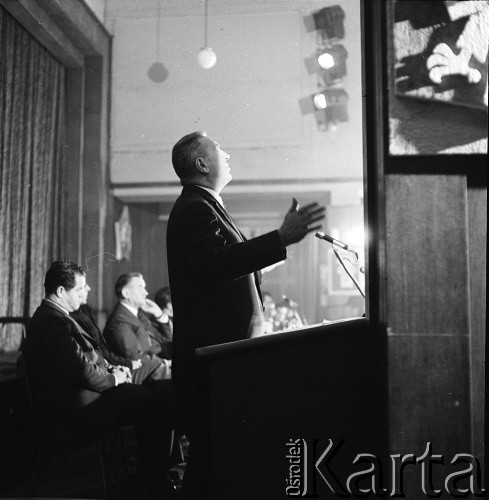 24.01.1971, Szczecin, Polska.
Miesiąc po zakończeniu grudniowych strajków 1970 roku, robotnicy Szczecina znów zastrajkowali. Na rozmowy z nimi, do Stoczni im. A. Warskiego, przyjechał I sekretarz KC PZPR Edward Gierek z przedstawicielami rządu. Nz. przemawia I sekretarz KC PZPR Edward Gierek.
Fot. Maciej Jasiecki, zbiory Ośrodka KARTA