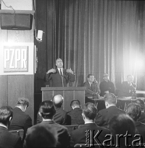 24.01.1971, Szczecin, Polska.
Miesiąc po zakończeniu grudniowych strajków 1970 roku, robotnicy Szczecina znów zastrajkowali. Na rozmowy z nimi, do Stoczni im. A. Warskiego, przyjechał I sekretarz KC PZPR Edward Gierek z przedstawicielami rządu. Nz. przemawia Edward Gierek, I sekretarz KC PZPR. Po jego lewej Franciszek Szlachcic, minister spraw wewnętrznych, Franciszek Wilanowski (członek Komitetu Strajkowego). Piotr Jaroszewicz (premier). Świetlica Stoczni Szczecińskiej im. Adolfa Warskiego.
Fot. Maciej Jasiecki, zbiory Ośrodka KARTA