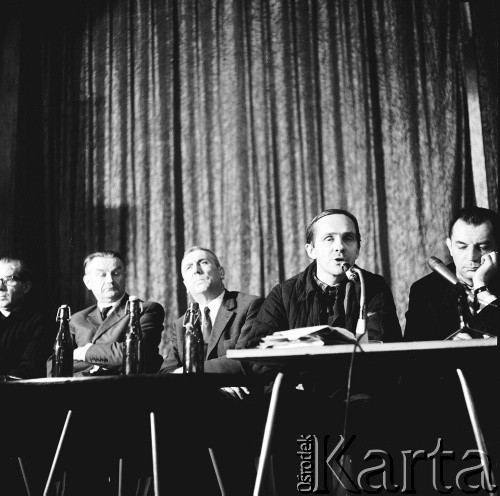 24.01.1971, Szczecin, Polska.
Miesiąc po zakończeniu grudniowych strajków 1970 roku, robotnicy Szczecina znów zastrajkowali. Na rozmowy z nimi, do Stoczni im. A. Warskiego, przyjechał I sekretarz KC PZPR Edward Gierek z przedstawicielami rządu. Nz. od lewej Franciszek Wilanowski (członek Komitetu Strajkowego), Piotr Jaroszewicz (premier), Edward Gierek (I sekretarz KC PZPR), Edmund Bałuka (przewodniczący Komitetu Strajkowego), Franciszek Kaim (minister przemysłu ciężkiego). Świetlica Stoczni Szczecińskiej im. Adolfa Warskiego.
Fot. Maciej Jasiecki, zbiory Ośrodka KARTA