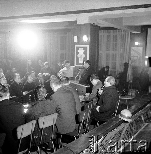 24.01.1971, Szczecin, Polska.
Miesiąc po zakończeniu grudniowych strajków 1970 roku, robotnicy Szczecina znów zastrajkowali. Na rozmowy z nimi, do Stoczni im. A. Warskiego, przyjechał I sekretarz KC PZPR Edward Gierek z przedstawicielami rządu. Nz. stoczniowcy na świetlicy Stoczni Szczecińskiej im. Adolfa Warskiego w czasie spotkania z kierownictwem partyjno-rządowym.
Fot. Maciej Jasiecki, zbiory Ośrodka KARTA