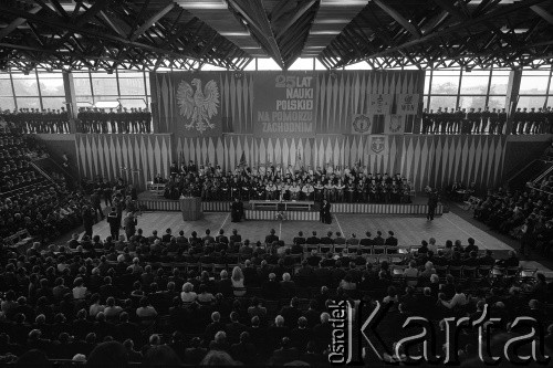 Październik 1971, Szczecin, Polska.
Reportaż dokumentujący obchody rocznicy XXV-lecia nauki polskiej na Pomorzu Zachodnim. Inauguracja roku akademickiego 1970/1971 w sali Wojewódzkiego Domu Sportu, ul. Wąska 4.
Fot. Maciej Jasiecki, zbiory Ośrodka KARTA