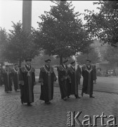 Październik 1971, Szczecin, Polska.
Reportaż dokumentujący obchody rocznicy XXV-lecia nauki polskiej na Pomorzu Zachodnim. Inauguracja roku akademickiego 1971/1972. W tle pomnik Wdzięczności Armii Radzieckiej przy pl. Żołnierza Polskiego. Rektorzy szczecińskich uczelni.
Fot. Maciej Jasiecki, zbiory Ośrodka KARTA