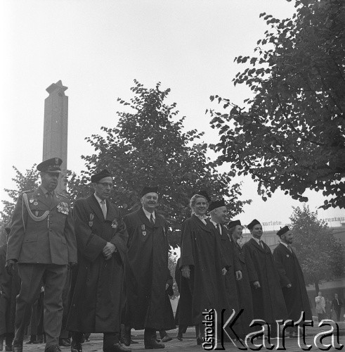 Październik 1971, Szczecin, Polska.
Reportaż dokumentujący obchody rocznicy XXV-lecia nauki polskiej na Pomorzu Zachodnim. Inauguracja roku akademickiego 1971/1972. Rektorzy szczecińskich uczelni. W tle pomnik Wdzięczności Armii Radzieckiej przy pl. Żołnierza Polskiego. 
Fot. Maciej Jasiecki, zbiory Ośrodka KARTA