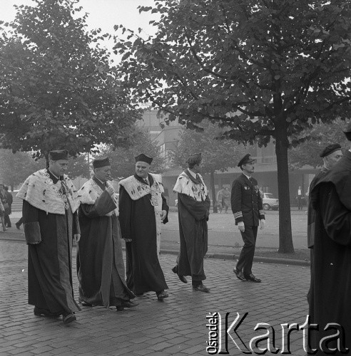 Październik 1971, Szczecin, Polska.
Reportaż dokumentujący obchody rocznicy XXV-lecia nauki polskiej na Pomorzu Zachodnim. Inauguracja roku akademickiego 1971/1972. Rektorzy szczecińskich uczelni.
Fot. Maciej Jasiecki, zbiory Ośrodka KARTA