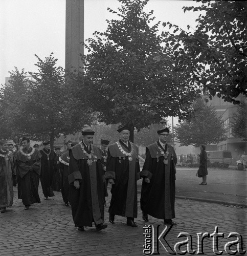 Październik 1971, Szczecin, Polska.
Reportaż dokumentujący obchody rocznicy XXV-lecia nauki polskiej na Pomorzu Zachodnim. Inauguracja roku akademickiego 1971/1972. Rektorzy szczecińskich uczelni. W tle pomnik Wdzięczności Armii Radzieckiej przy pl. Żołnierza Polskiego. 
Fot. Maciej Jasiecki, zbiory Ośrodka KARTA