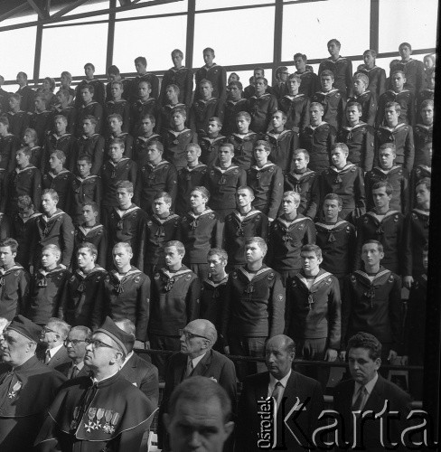 Październik 1971, Szczecin, Polska.
Reportaż dokumentujący obchody rocznicy XXV-lecia nauki polskiej na Pomorzu Zachodnim. Inauguracja roku akademickiego 1970/1971 w sali Wojewódzkiego Domu Sportu, ul. Wąska 4. Wśród uczestników uroczystości rektor Pomorskiej Akademii Medycznej prof. Adam Krechowiecki. 
Fot. Maciej Jasiecki, zbiory Ośrodka KARTA