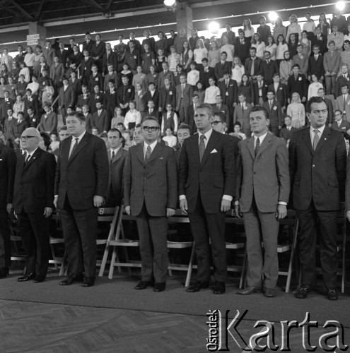 Październik 1971, Szczecin, Polska.
Reportaż dokumentujący obchody rocznicy XXV-lecia nauki polskiej na Pomorzu Zachodnim. Inauguracja roku akademickiego 1971/1972 w sali Wojewódzkiego Domu Sportu, ul. Wąska 4. Wśród uczestników uroczystości (od lewej): przewodniczący Rady Państwa Henryk Jabłoński, I sekretarz KW PZPR Janusz Brych.
Fot. Maciej Jasiecki, zbiory Ośrodka KARTA