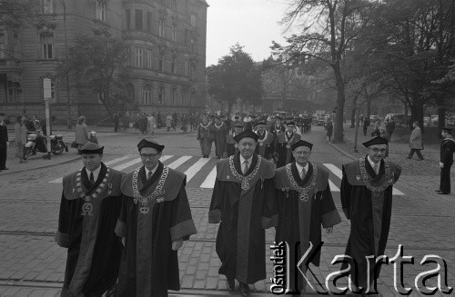 Październik 1971, Szczecin, Polska.
Reportaż dokumentujący obchody rocznicy XXV-lecia nauki polskiej na Pomorzu Zachodnim. Inauguracja roku akademickiego 1971/1972. Rektorzy szczecińskich uczelni na Placu Grunwaldzkim.
Fot. Maciej Jasiecki, zbiory Ośrodka KARTA