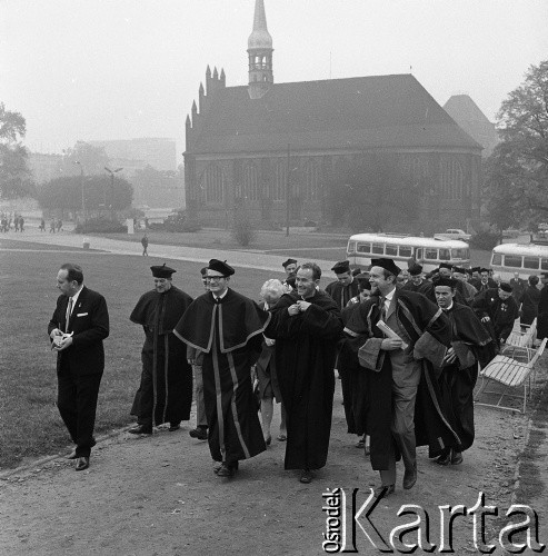 Październik 1971, Szczecin, Polska.
Reportaż dokumentujący obchody rocznicy XXV-lecia nauki polskiej na Pomorzu Zachodnim. Inauguracja roku akademickiego 1971/1972. Rektorzy szczecińskich uczelni. W tle kościół św. Piotra i Pawła.
Fot. Maciej Jasiecki, zbiory Ośrodka KARTA