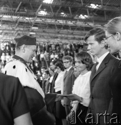 Październik 1971, Szczecin, Polska.
Reportaż dokumentujący obchody rocznicy XXV-lecia nauki polskiej na Pomorzu Zachodnim. Inauguracja roku akademickiego 1971/1972 w sali Wojewódzkiego Domu Sportu, ul. Wąska 4. Wręczanie indeksów.
Fot. Maciej Jasiecki, zbiory Ośrodka KARTA