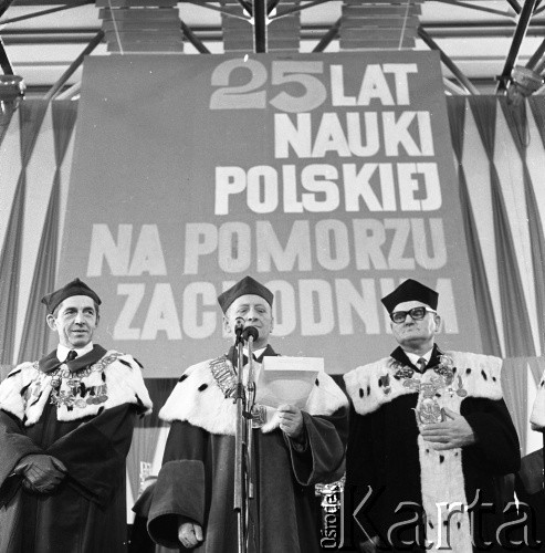 Październik 1971, Szczecin, Polska.
Reportaż dokumentujący obchody rocznicy XXV-lecia nauki polskiej na Pomorzu Zachodnim. Inauguracja roku akademickiego 1971/1972 w sali Wojewódzkiego Domu Sportu, ul. Wąska 4. Rektorzy szczecińskich uczelni.
Fot. Maciej Jasiecki, zbiory Ośrodka KARTA