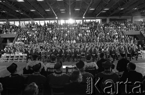 Październik 1971, Szczecin, Polska.
Reportaż dokumentujący obchody rocznicy XXV-lecia nauki polskiej na Pomorzu Zachodnim. Inauguracja roku akademickiego 1971/1972 w sali Wojewódzkiego Domu Sportu, ul. Wąska 4. Wśród delegacji rządowo partyjnej wicepremier Wincenty Kraśko, zastępca członka Biura Politycznego KC PZPR, minister oświaty i szkolnictwa wyższego Henryk Jabłoński, przewodniczący Zarządu Głównego Związku Młodzieży Socjalistycznej Andrzej Żabiński, przedwodniczący Rady Naczelnej Związku Studentów Polskich Stanisław Ciosek.
Fot. Maciej Jasiecki, zbiory Ośrodka KARTA