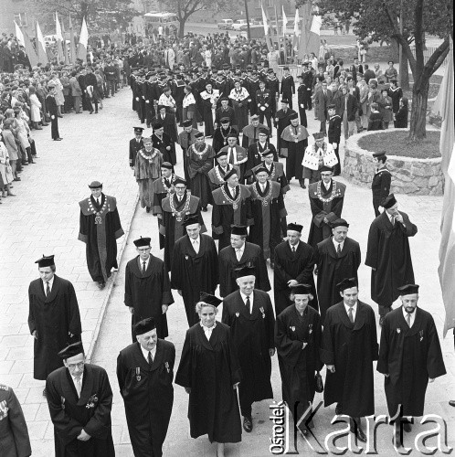 Październik 1971, Szczecin, Polska.
Reportaż dokumentujący obchody rocznicy XXV-lecia nauki polskiej na Pomorzu Zachodnim. Inauguracja roku akademickiego 1971/1972. Rektorzy szczecińskich uczelni.
Fot. Maciej Jasiecki, zbiory Ośrodka KARTA