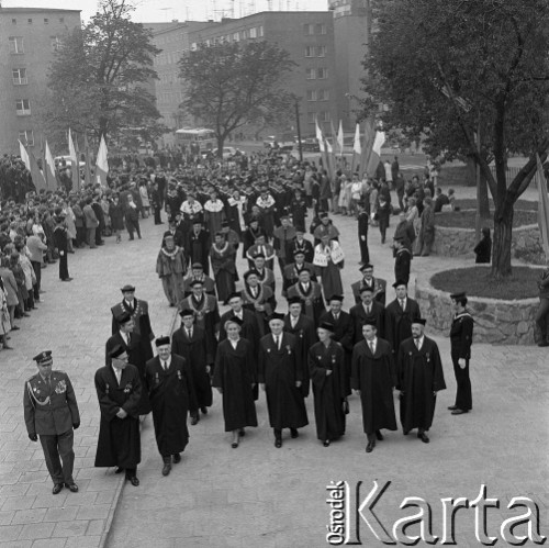 Październik 1971, Szczecin, Polska.
Reportaż dokumentujący obchody rocznicy XXV-lecia nauki polskiej na Pomorzu Zachodnim. Inauguracja roku akademickiego 1971/1972. Rektorzy szczecińskich uczelni.
Fot. Maciej Jasiecki, zbiory Ośrodka KARTA