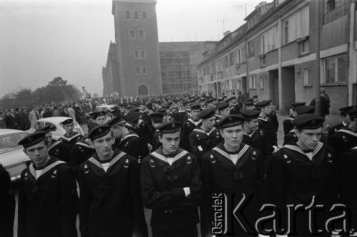 Październik 1971, Szczecin, Polska.
Reportaż dokumentujący obchody rocznicy XXV-lecia nauki polskiej na Pomorzu Zachodnim. Inauguracja roku akademickiego 1971/1972. Studenci Wyższej Szkoły Morskiej.
Fot. Maciej Jasiecki, zbiory Ośrodka KARTA