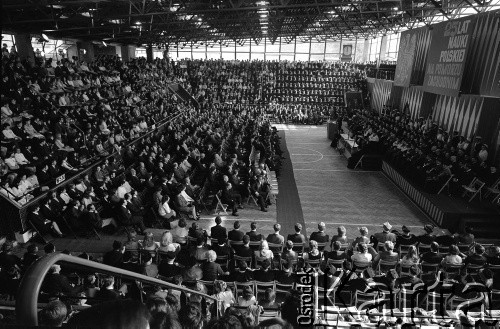 Październik 1971, Szczecin, Polska.
Reportaż dokumentujący obchody rocznicy XXV-lecia nauki polskiej na Pomorzu Zachodnim. Inauguracja roku akademickiego 1971/1972 w sali Wojewódzkiego Domu Sportu, ul. Wąska 4.
Fot. Maciej Jasiecki, zbiory Ośrodka KARTA