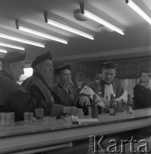 Październik 1971, Szczecin, Polska.
Reportaż dokumentujący obchody rocznicy XXV-lecia nauki polskiej na Pomorzu Zachodnim. Inauguracja roku akademickiego 1971/1972. Rektorzy szczecińskich uczelni w stołówce.
Fot. Maciej Jasiecki, zbiory Ośrodka KARTA