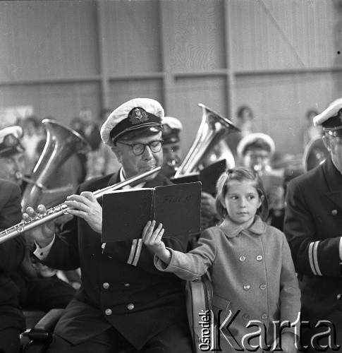 Październik 1971, Szczecin, Polska.
Reportaż dokumentujący obchody rocznicy XXV-lecia nauki polskiej na Pomorzu Zachodnim. Inauguracja roku akademickiego 1971/1972 w sali Wojewódzkiego Domu Sportu, ul. Wąska 4. Orkiestra.
Fot. Maciej Jasiecki, zbiory Ośrodka KARTA