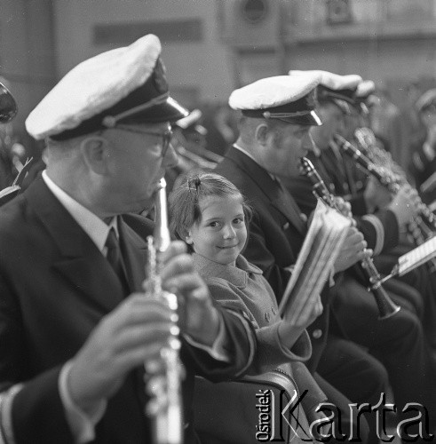 Październik 1971, Szczecin, Polska.
Reportaż dokumentujący obchody rocznicy XXV-lecia nauki polskiej na Pomorzu Zachodnim. Inauguracja roku akademickiego 1971/1972 w sali Wojewódzkiego Domu Sportu, ul. Wąska 4. Orkiestra.
Fot. Maciej Jasiecki, zbiory Ośrodka KARTA