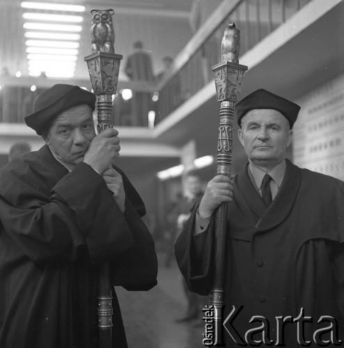 Październik 1971, Szczecin, Polska.
Reportaż dokumentujący obchody rocznicy XXV-lecia nauki polskiej na Pomorzu Zachodnim. Inauguracja roku akademickiego 1971/1972 w sali Wojewódzkiego Domu Sportu, ul. Wąska 4.
Fot. Maciej Jasiecki, zbiory Ośrodka KARTA