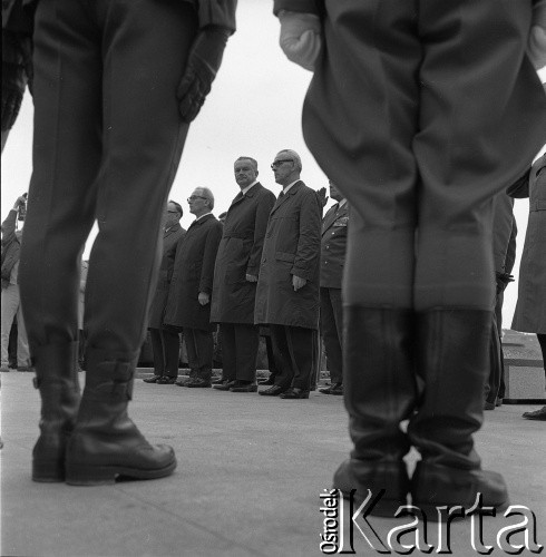 14.05.1972, Berlin, Niemiecka Republika Ludowa (NRD).
Uroczystość odsłonięcia Pomnika Żołnierza Polskiego i Niemieckiego Antyfaszysty. Nz. w głębi od prawej: premier NRD Willi Stoph, premier PRL Piotr Jaroszewicz, I sekretarz Niemieckiej Socjalistycznej Partii Jedności Erich Honecker.
Fot. Maciej Jasiecki, zbiory Ośrodka KARTA