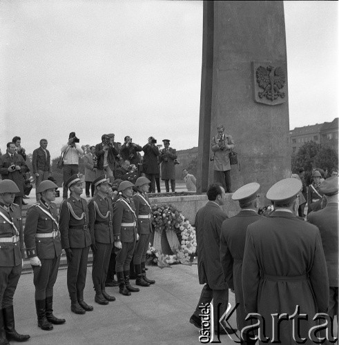 14.05.1972, Berlin, Niemiecka Republika Ludowa (NRD).
Uroczystość odsłonięcia Pomnika Żołnierza Polskiego i Niemieckiego Antyfaszysty. Na zdjęciu warta honorowa polskich i niemieckich żołnierzy oraz fotoreporterzy (w głębi).
Fot. Maciej Jasiecki, zbiory Ośrodka KARTA