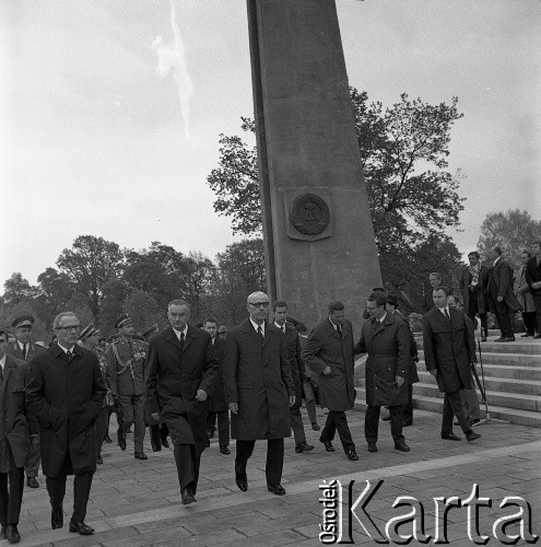 14.05.1972, Berlin, Niemiecka Republika Ludowa (NRD).
Uroczystość odsłonięcia Pomnika Żołnierza Polskiego i Niemieckiego Antyfaszysty. Nz. od prawej: premier NRD Willi Stoph, premier PRL Piotr Jaroszewicz, I sekretarz Niemieckiej Socjalistycznej Partii Jedności Erich Honecker. W głębi (między E. Honeckerem i P. Jaroszewiczem) minister obrony narodowej Wojciech Jaruzelski.
Fot. Maciej Jasiecki, zbiory Ośrodka KARTA