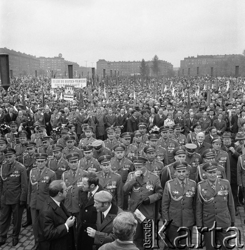 14.05.1972, Berlin, Niemiecka Republika Ludowa (NRD).
Uroczystość odsłonięcia Pomnika Żołnierza Polskiego i Niemieckiego Antyfaszysty. Nz. żołnierze Wojska Polskiego.
Fot. Maciej Jasiecki, zbiory Ośrodka KARTA