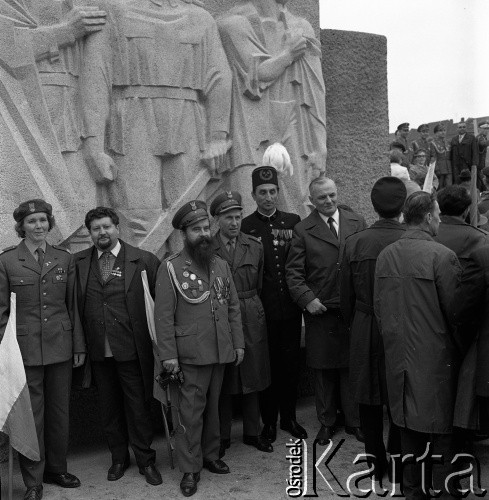 14.05.1972, Berlin, Niemiecka Republika Ludowa (NRD).
Uroczystość odsłonięcia Pomnika Żołnierza Polskiego i Niemieckiego Antyfaszysty. Nz. delegaci z Polski - wśród nich żołnierze i górnik.
Fot. Maciej Jasiecki, zbiory Ośrodka KARTA