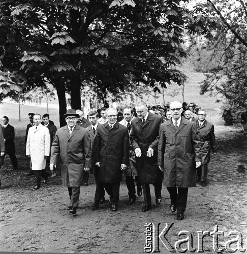 14.05.1972, Berlin, Niemiecka Republika Ludowa (NRD).
Uroczystość odsłonięcia Pomnika Żołnierza Polskiego i Niemieckiego Antyfaszysty. Nz. od prawej premier NRD Willi Stoph, premier PRL Piotr Jaroszewicz, I sekretarz Niemieckiej Socjalistycznej Partii Jedności Erich Honecker, ambasador ZSRR w NRD Michail Jefremow.
Fot. Maciej Jasiecki, zbiory Ośrodka KARTA