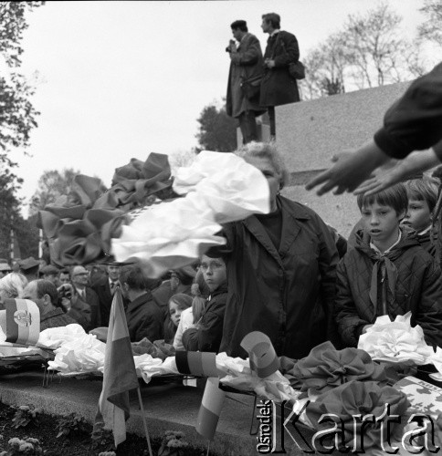 14.05.1972, Berlin, Niemiecka Republika Ludowa (NRD).
Uroczystość odsłonięcia Pomnika Żołnierza Polskiego i Niemieckiego Antyfaszysty. Nz. dekoracje.
Fot. Maciej Jasiecki, zbiory Ośrodka KARTA