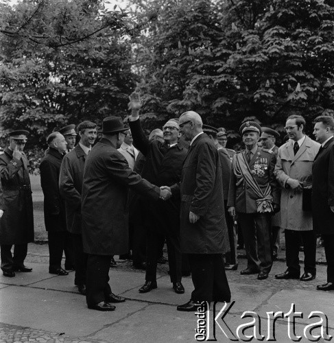 14.05.1972, Berlin, Niemiecka Republika Ludowa (NRD).
Uroczystość odsłonięcia Pomnika Żołnierza Polskiego i Niemieckiego Antyfaszysty.  Nz. od prawej z przodu premier NRD Willi Stoph, I sekretarz Niemieckiej Socjalistycznej Partii Jedności Erich Honecker, ambasador ZSRR w NRD Michail Jefremow. W głębi 3. od prawej gen. Michał Rola-Żymierski.
Fot. Maciej Jasiecki, zbiory Ośrodka KARTA