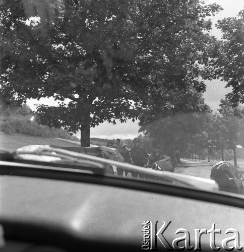 24.06.1972, okolice Cedyni, Polska
Fotografia wykonana z samochodu.
Fot. Maciej Jasiecki, zbiory Ośrodka KARTA
