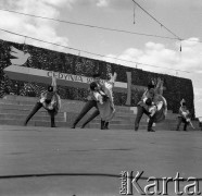 24.06.1972, Cedynia, Polska
Obchody tysiąclecia bitwy pod Cedynią. Na górze Czcibora odsłonięto Pomnik Polskiego Zwycięstwa nad Odrą. Nz. taniec w strojach historycznych.
Fot. Maciej Jasiecki, zbiory Ośrodka KARTA