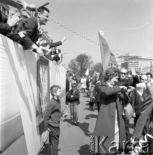 1.05. pierwsza połowa lat 70., Szczecin, Polska.
Pochód pierwszomajowy w Alei Wyzwolenia. 
Fot. Maciej Jasiecki, zbiory Ośrodka KARTA