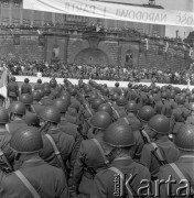 Lata 70-te, Szczecin, Polska,
Przysięga żołnierzy 12. Dywizji Zmechanizowanej.
Fot. Maciej Jasiecki, Fundacja Ośrodka KARTA