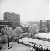 Lata 70., Szczecin, Polska.
Pl. Żołnierza Polskiego, z prawej pomnik Wdzięczności Armii Radzieckiej (odsłonięty 26 kwietnia 1950 r., projektu Stanisława Rudzika. W lipcu 1992 usunięto z niego gwiazdę). Z lewej kombinat gastronomiczny „Kaskada”.
Fot. Maciej Jasiecki, zbiory Ośrodka KARTA