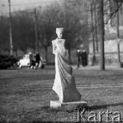 1969 r. Szczecin, Polska.
Akcent rzeźbiarski „Dziewczyna w długiej sukni”, wykonana na Festiwal Malarstwa Współczesnego przez Leokadię Chmielnik. Pierwotnie ustawiona pomiędzy Zamkiem Książąt Pomorskich a kościołem św. św. Piotra i Pawła. W 1970 r. zdewastowana i po renowacji ustawiona przy ul. Kurkowej. Ponownie uszkodzona i w 2012 r. odrestaurowana i przeniesiona do Teatru Letniego. 
Fot. Maciej Jasiecki, zbiory Ośrodka KARTA