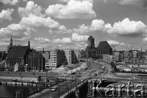 Lata 70., Szczecin, Polska.
Widok na  Stare Miasto. Most Długi, Róg ul. Wielkiej (obecnie ks. kard. Stefana Wyszyńskiego) i Jana z Kolna (poprzeczna). Z lewej kościół św. Jana Ewangelisty, z prawej katedra św. Jakuba.
Fot. Maciej Jasiecki, zbiory Ośrodka KARTA