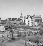Lata 70., Szczecin, Polska.
Kamienica Loitzów (Łoziców) przy ul. Kurkowej – siedziba Liceum Plastycznego. W tle: z lewej – Szkoła Podstawowa nr 63, a z prawej Zamek Książąt Pomorskich (w odbudowie).
Fot. Maciej Jasiecki, zbiory Ośrodka KARTA