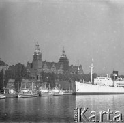 Lata 70., Szczecin, Polska.
Statek SS Kapitan K. Maciejewicz na tle Wałów Chrobrego. Statek zbudowany w niemieckiej stoczni 